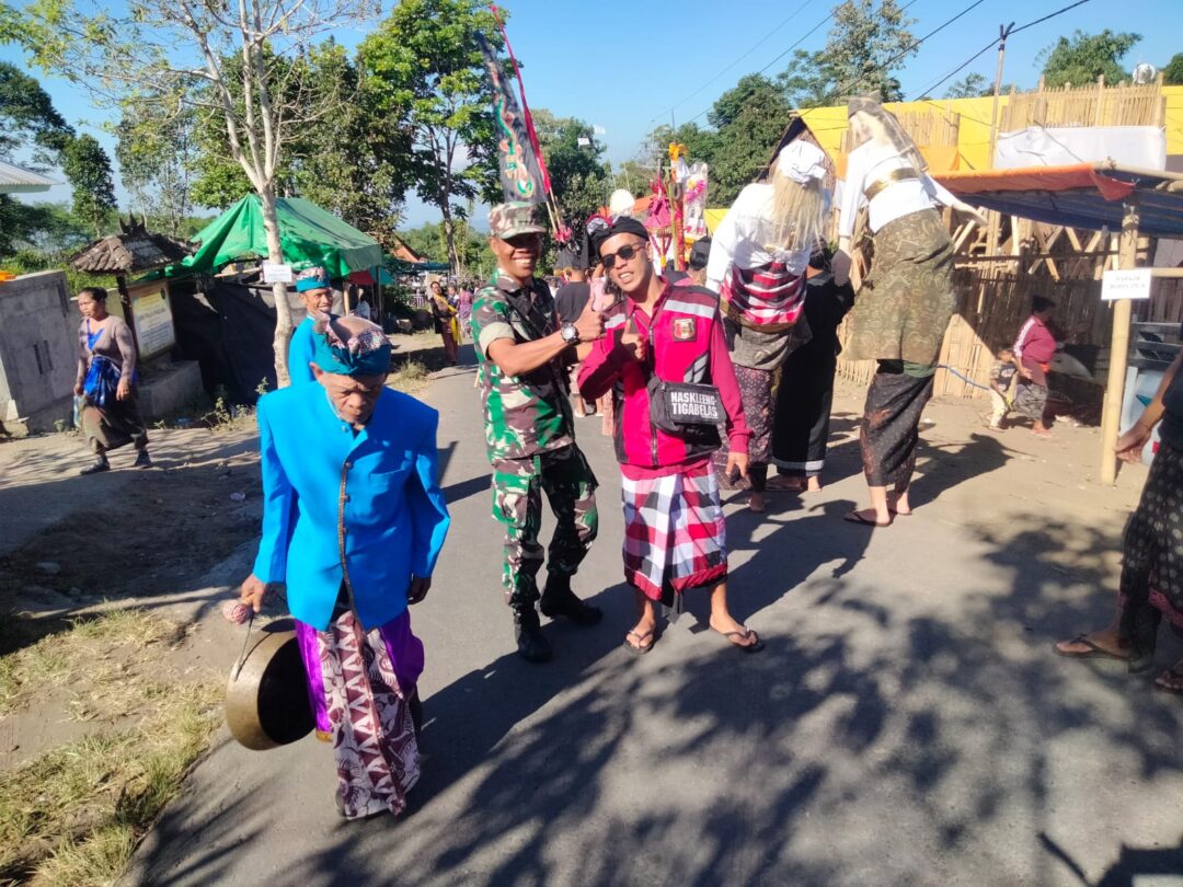 Babinsa Kodim Bangli Kawal Jalanya Prosesi Upacara Ngaben Agar Berjalan Aman dan Lancar